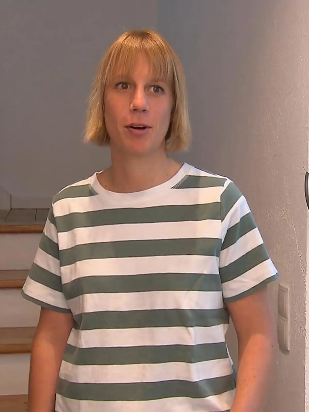 Bild zu: "Krankenschwester Lena serviert ein herzhaftes Menü"