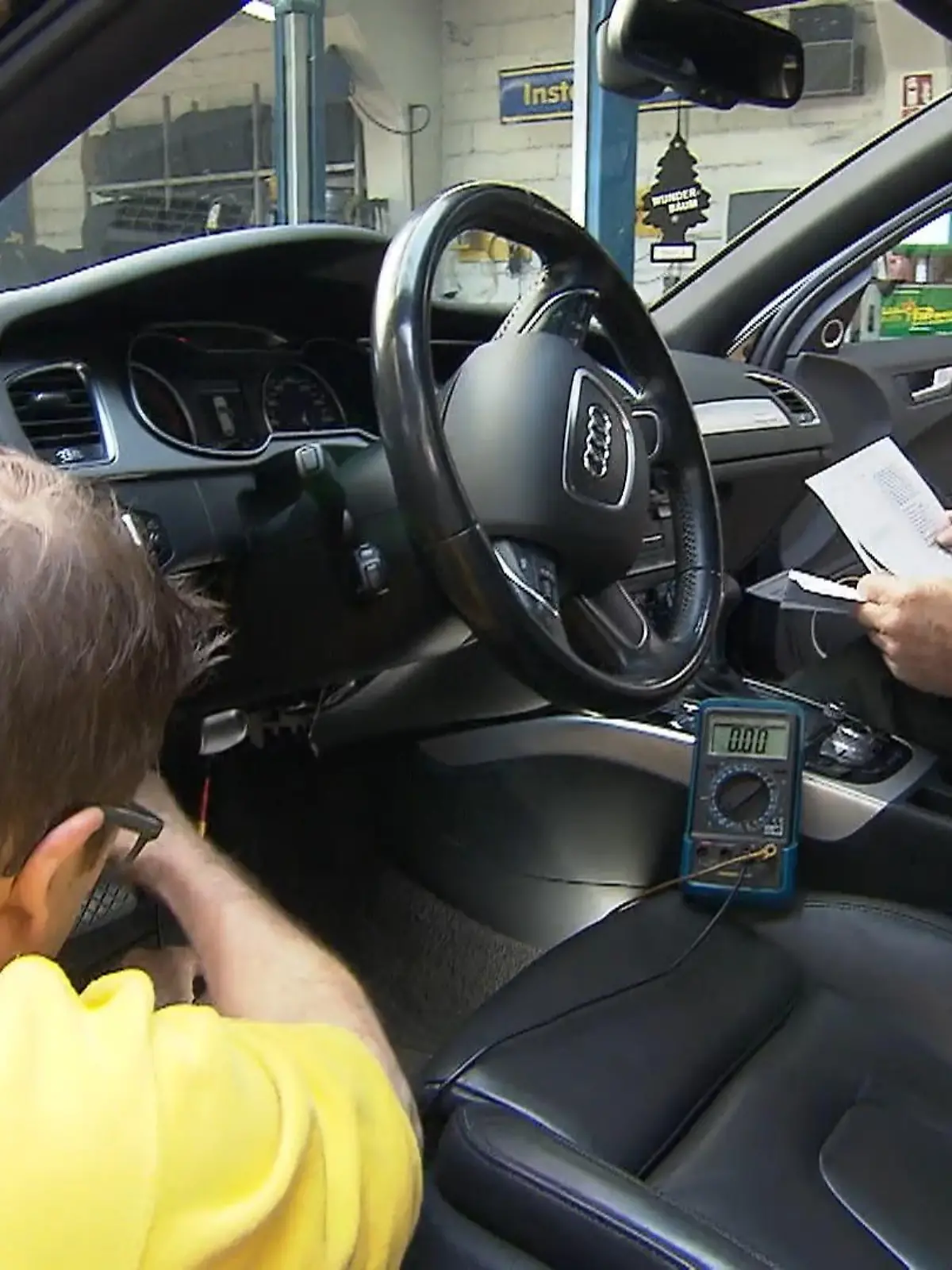 Bild zu: "Die Autodoktoren finden die versteckte Stromquelle"