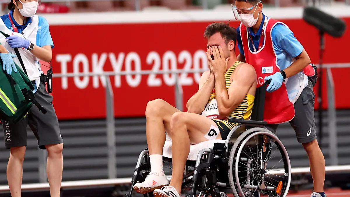Tokyo 2020 Olympics - Athletics - Men's 400m - Decathlon 400m - Olympic Stadium, Tokyo, Japan - August 4, 2021. Niklas Kaul of Germany reacts as he receives medical attention REUTERS/Andrew Boyers