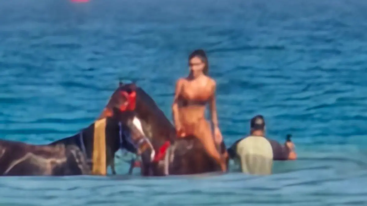 Während Sümeyra sich auf dem Pferd von ihrem Tourguide fotografieren lässt, bleibt ihr Freund am Strand.