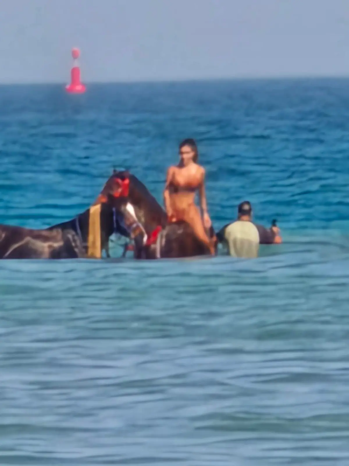 Während Sümeyra sich auf dem Pferd von ihrem Tourguide fotografieren lässt, bleibt ihr Freund am Strand.