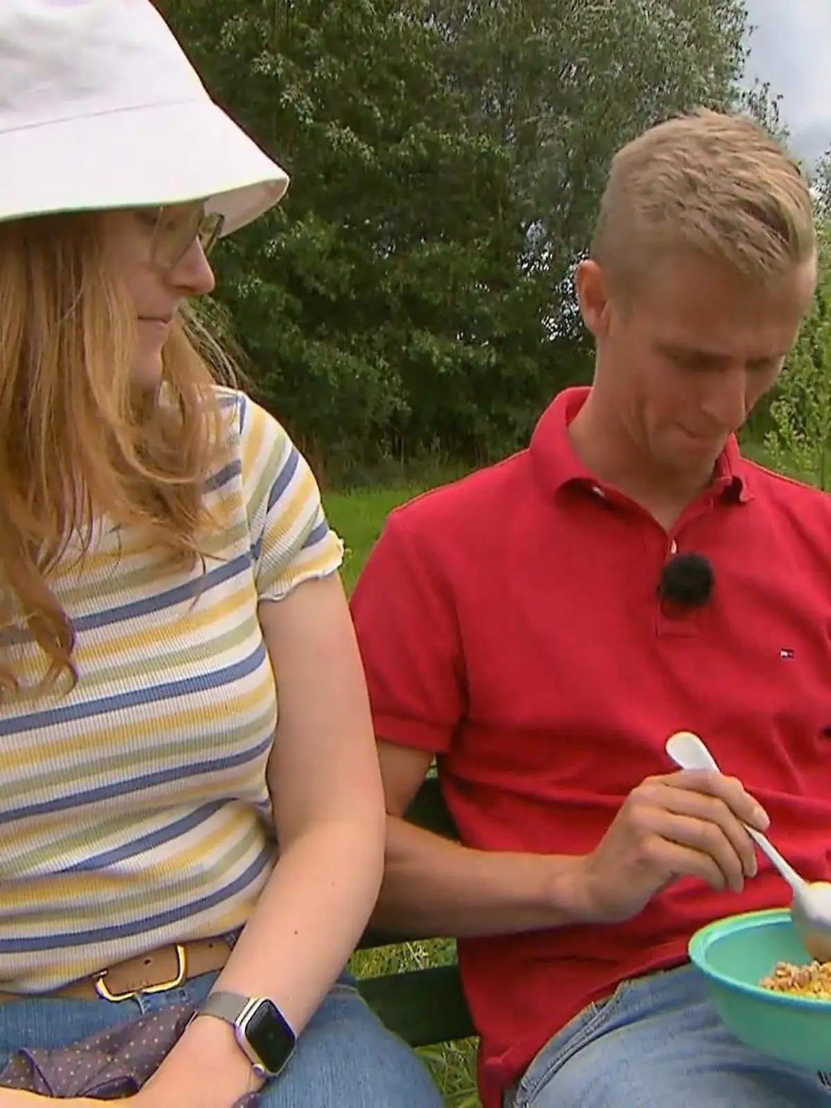 Bild zu: "Christopher probiert Paulines Porridge"