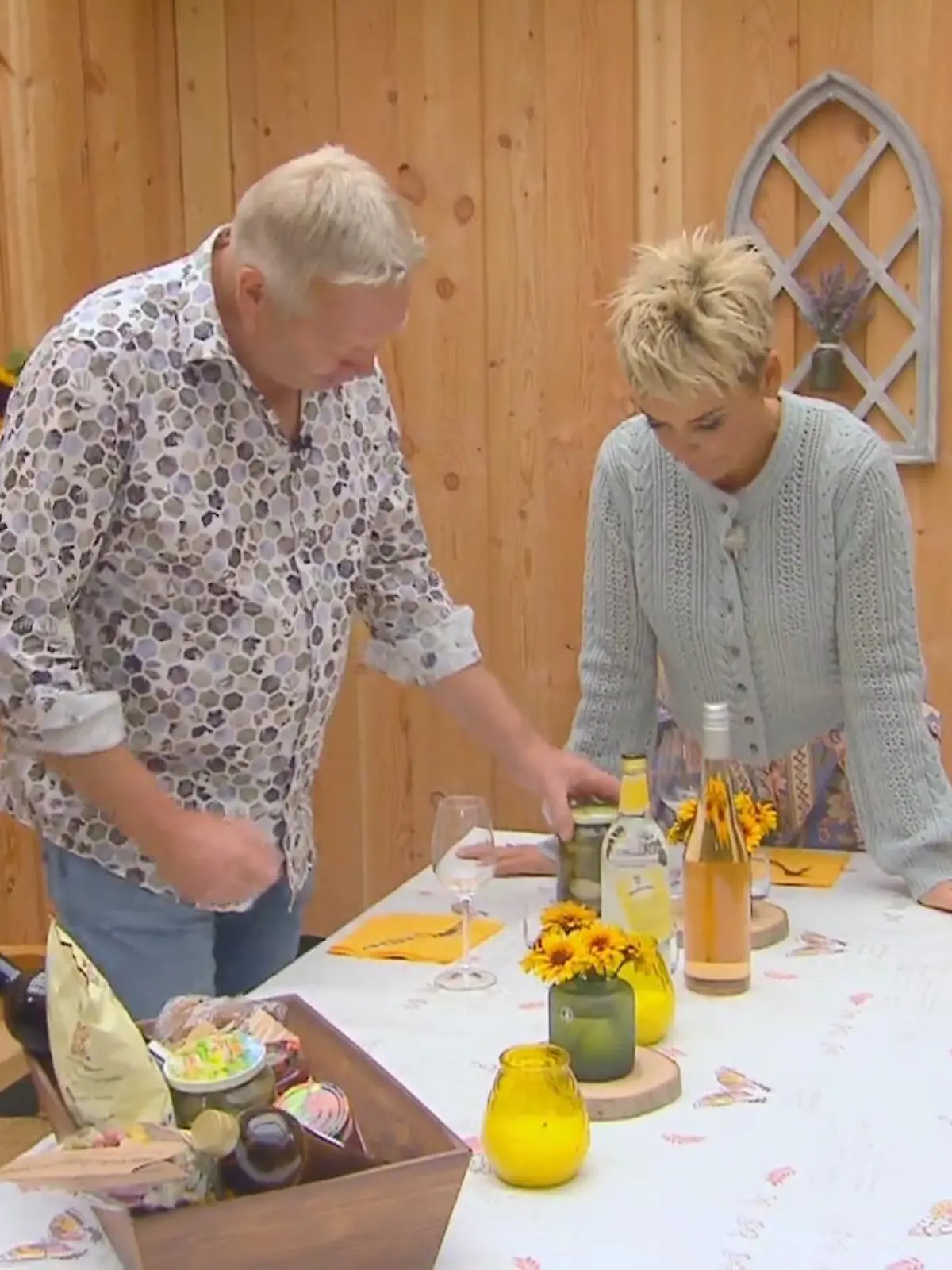 Bild zu: "Jörg organisiert den Empfang seiner Frauen"