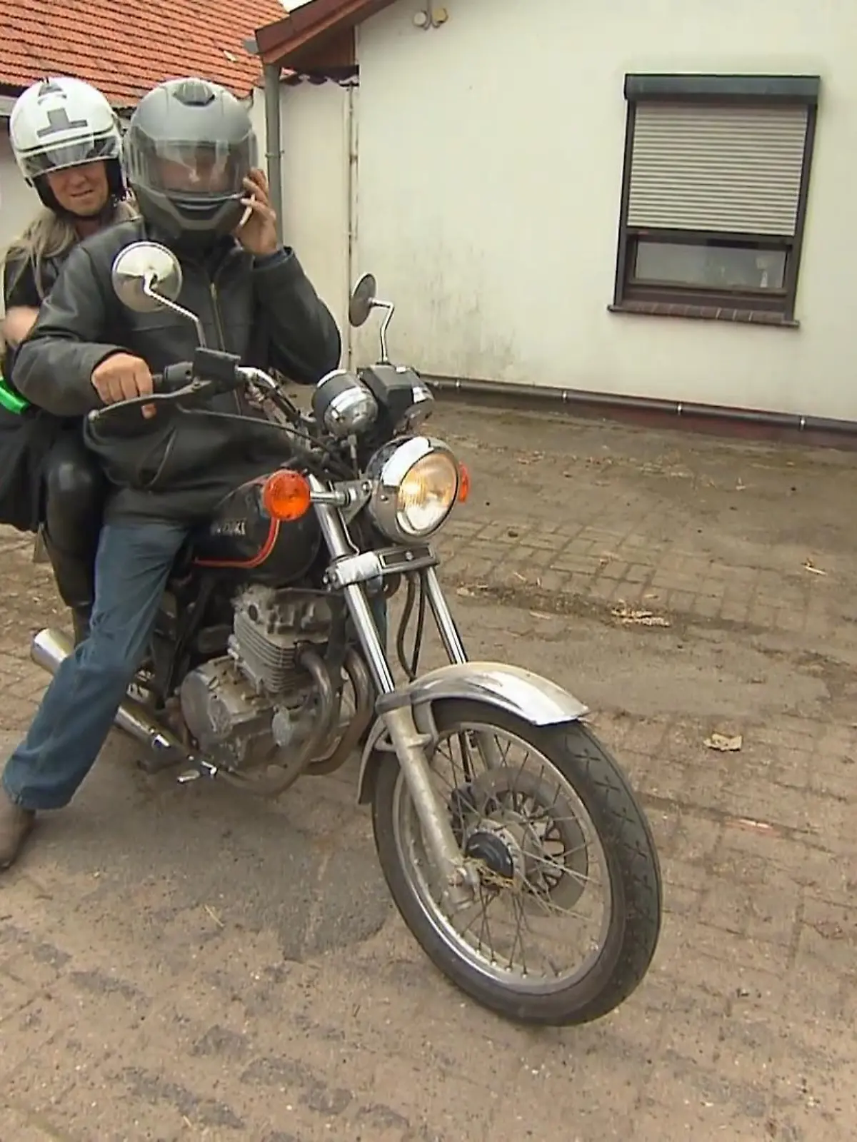 Bild zu: "Johann nimmt Katja mit auf Spritztour"