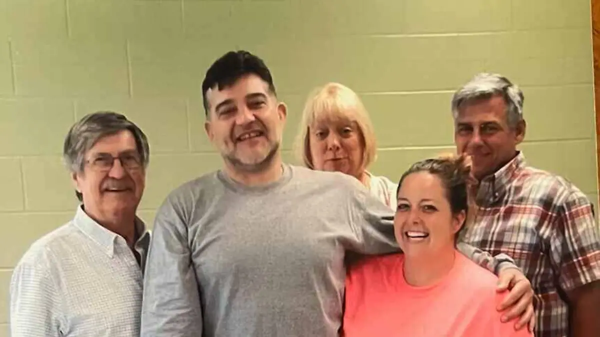 Dieses Foto aus dem Jahr 2017 zeigt Jimmie Duncan mit Verwandten und Freunden. 