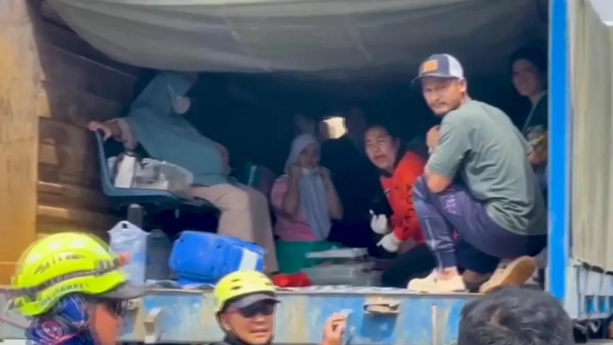 Plötzlich kommen die Wehen! Mitten im Krisengebiet – Schwangere muss Baby HIER gebären Dramatische Flut in Thailand