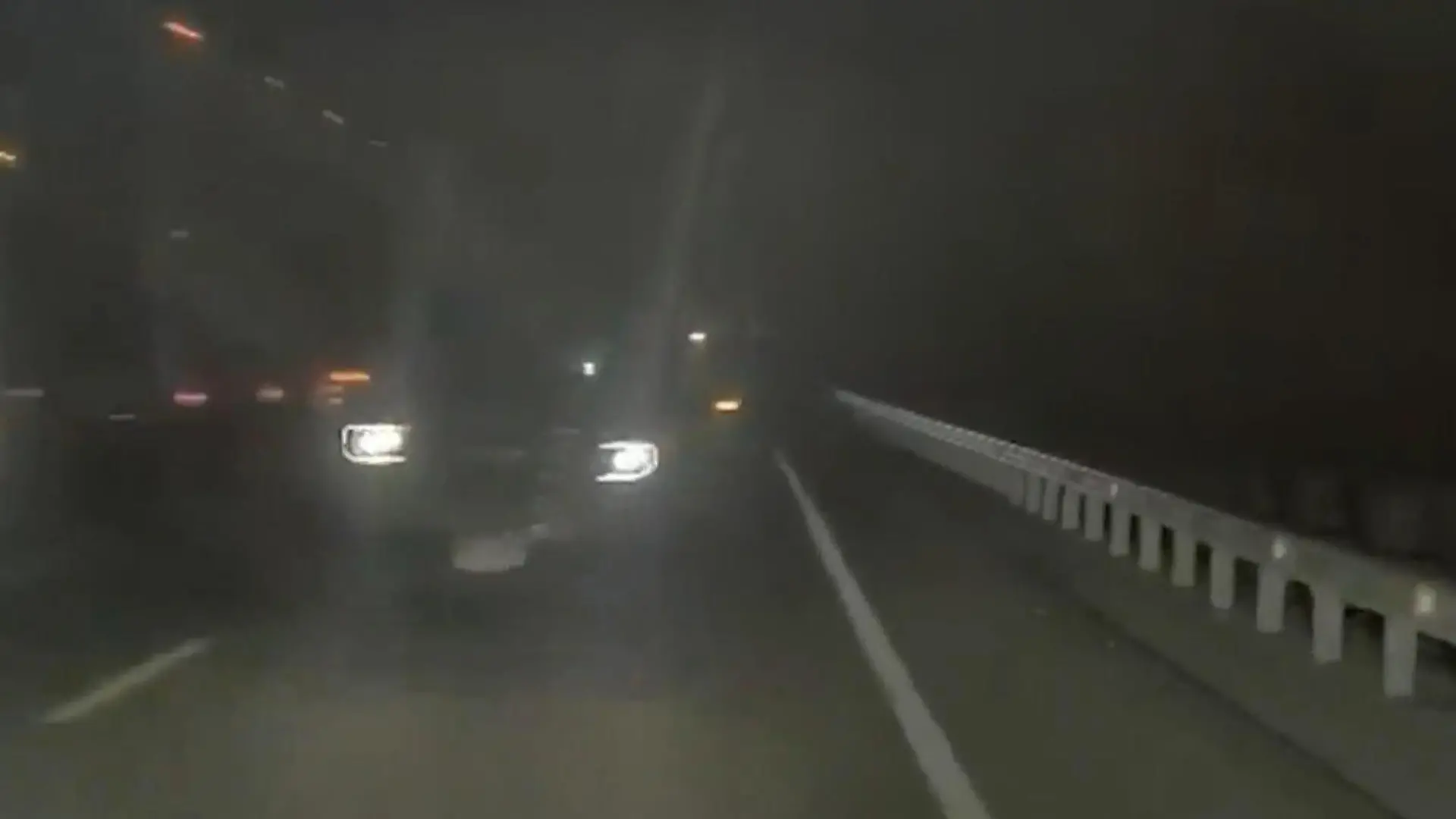 SUV rast direkt auf ihn zu – sein Auto rettet Clifford das Leben! Ausweichmanöver bei 120 km/h