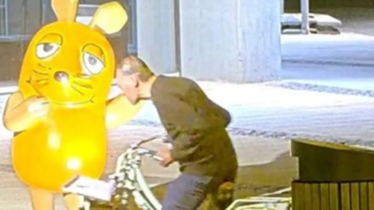 Nach der Tat fährt er mit einem Rad davon.