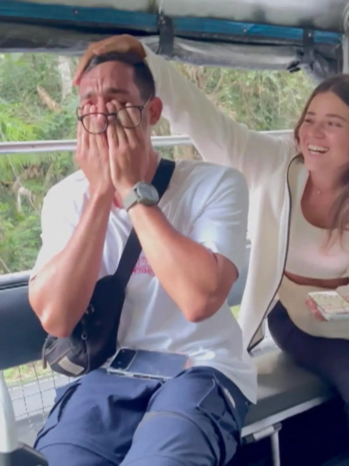 Bild zu: "Safari-Tourist bricht in Tränen aus – weil er SIE zum ersten Mal sehen darf!"