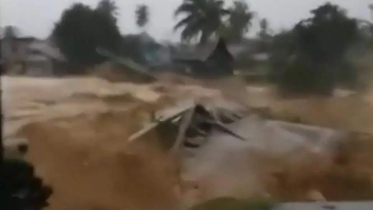 Wichtige Brücke einfach weggeschwemmt! Unwetterkatastrophe wütet weiter auf Sumatra Wassermassen erschüttern Indonesien