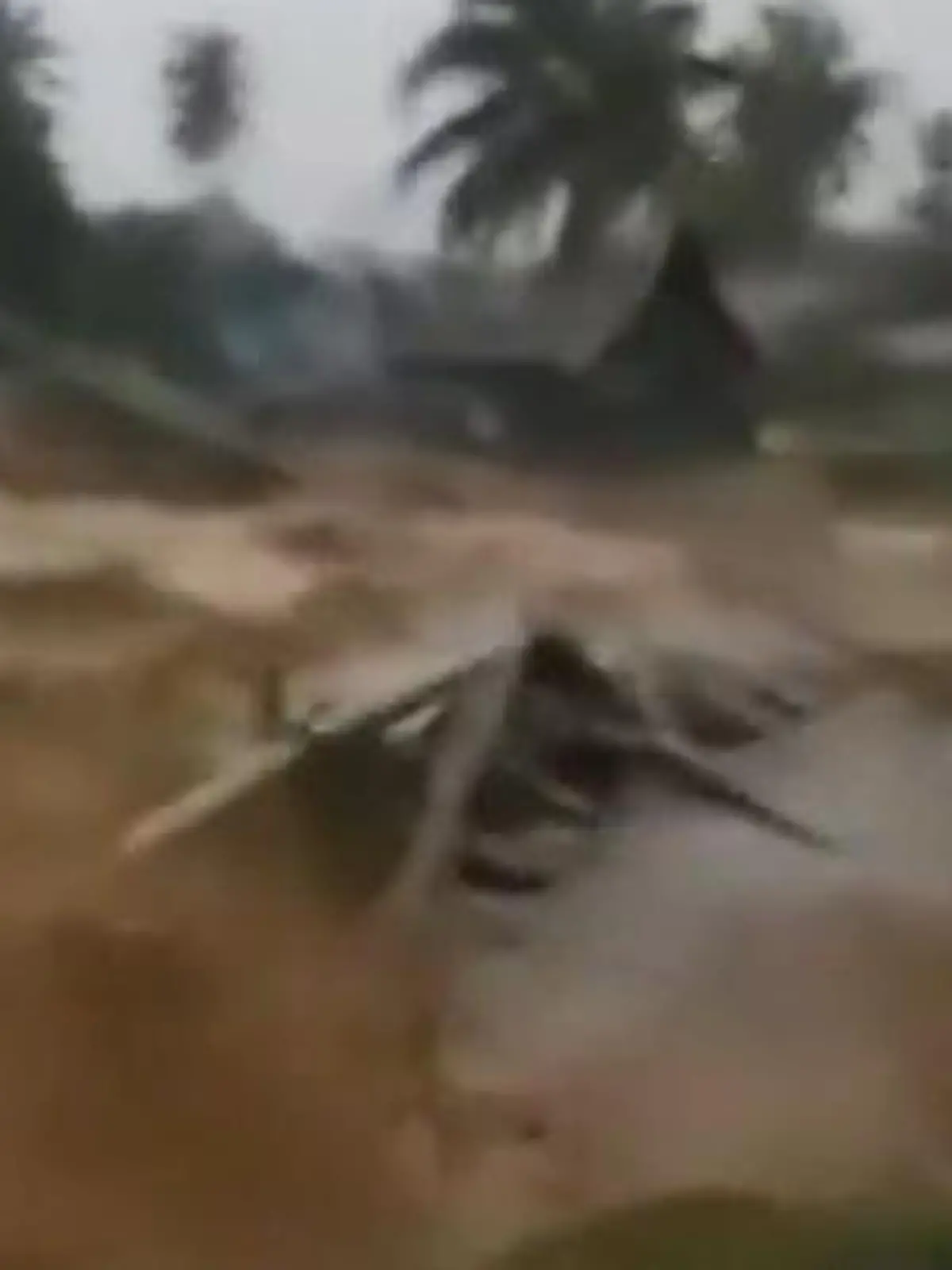 Bild zu: "Wichtige Brücke einfach weggeschwemmt! Unwetterkatastrophe wütet weiter auf Sumatra"