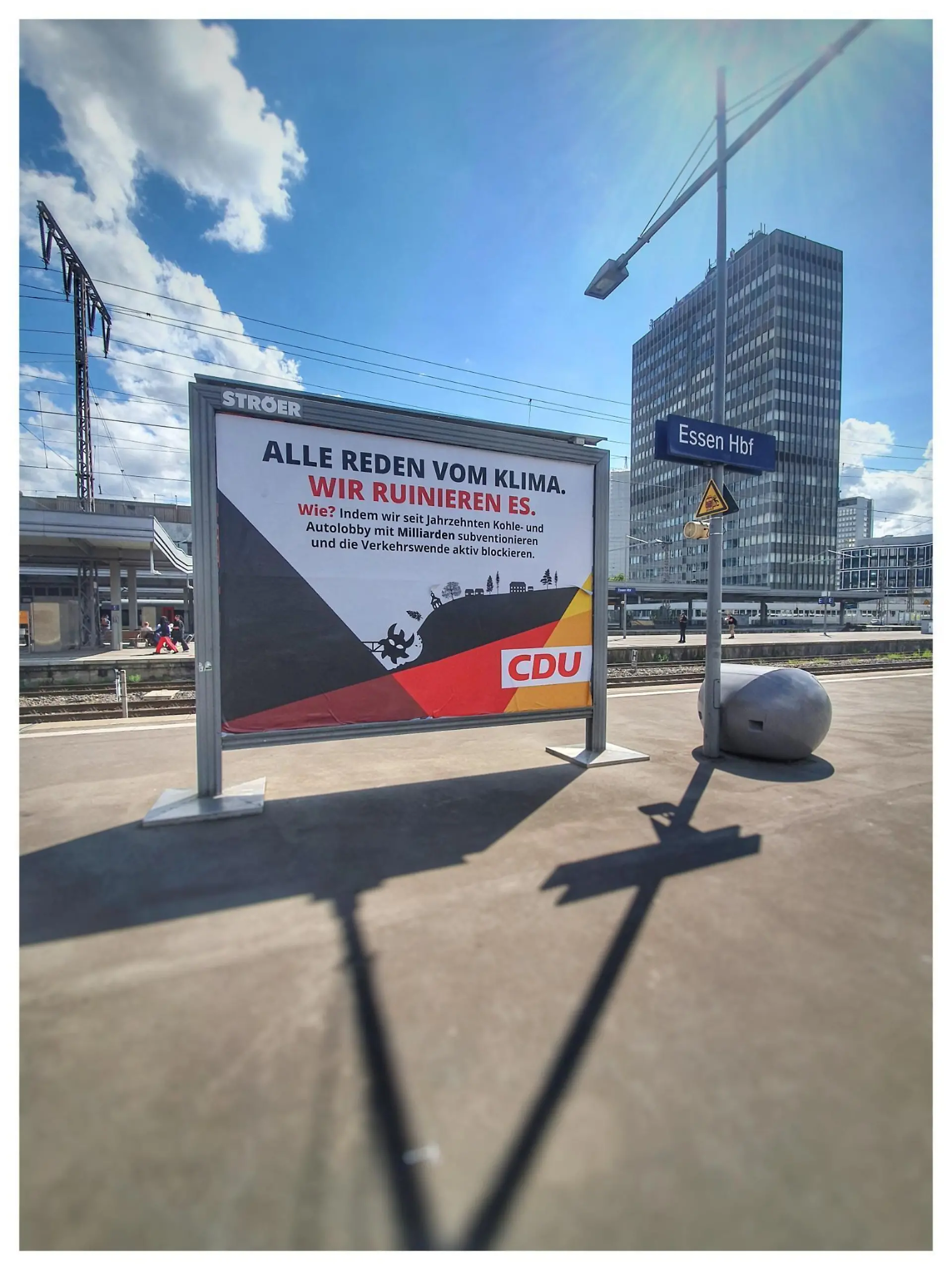 Fake-Wahlplakat am Essener Hauptbahnhof