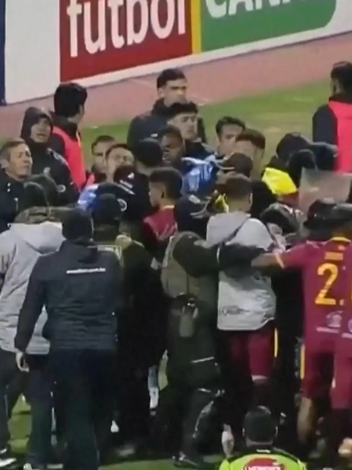 Bild zu: "17 Rote Karten! DIESES Pokal-Spiel eskaliert zur Massenschlägerei"