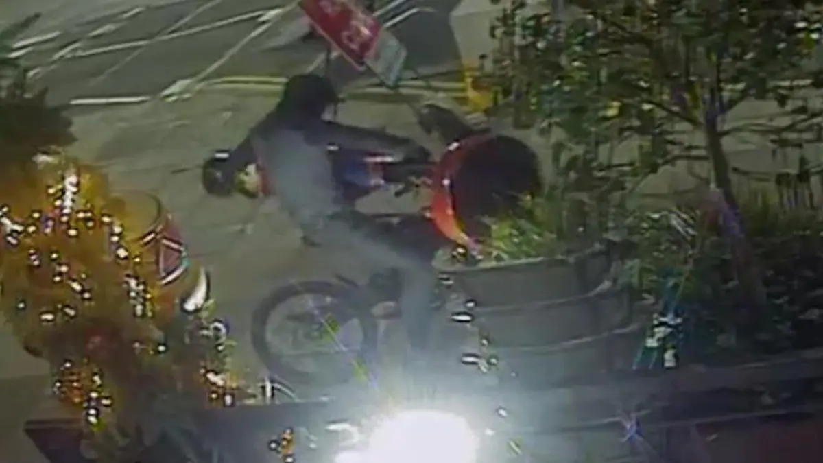 Oh, du Beschickerte?! Mann klaut XXL-Nussknacker – und keiner greift ein Langfinger steckt Weihnachtsdeko ein