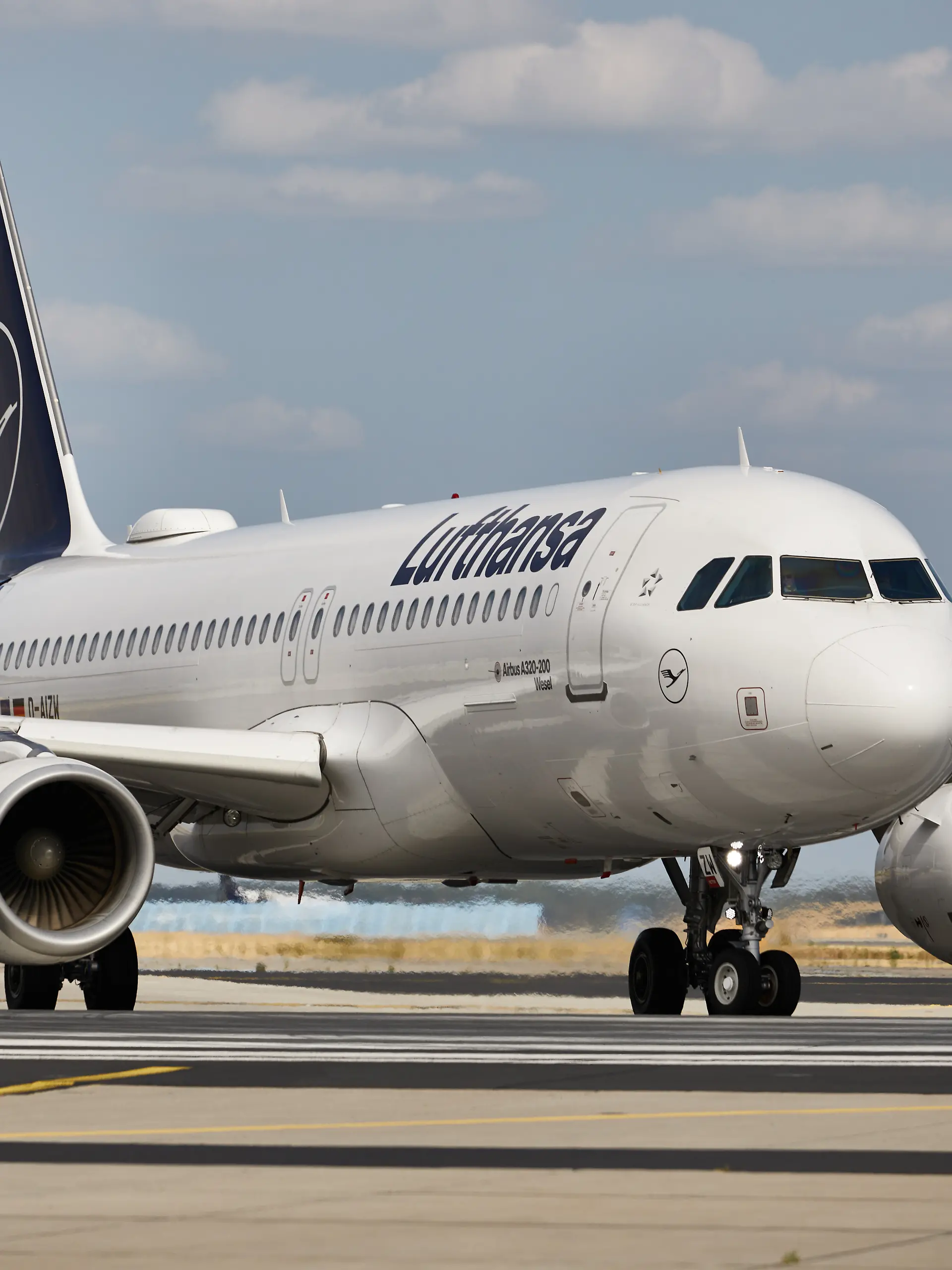 Bild zu: "Feueralarm, Luftnotlage! Lufthansa-Flugzeug dreht um, dann ruft die Pilotin: „Passagiere evakuieren”"