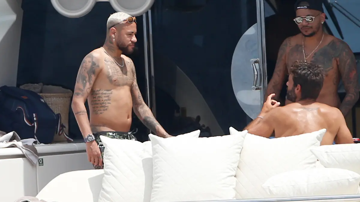 Neymar im Ibiza-Urlaub mit Freunden und Bauch