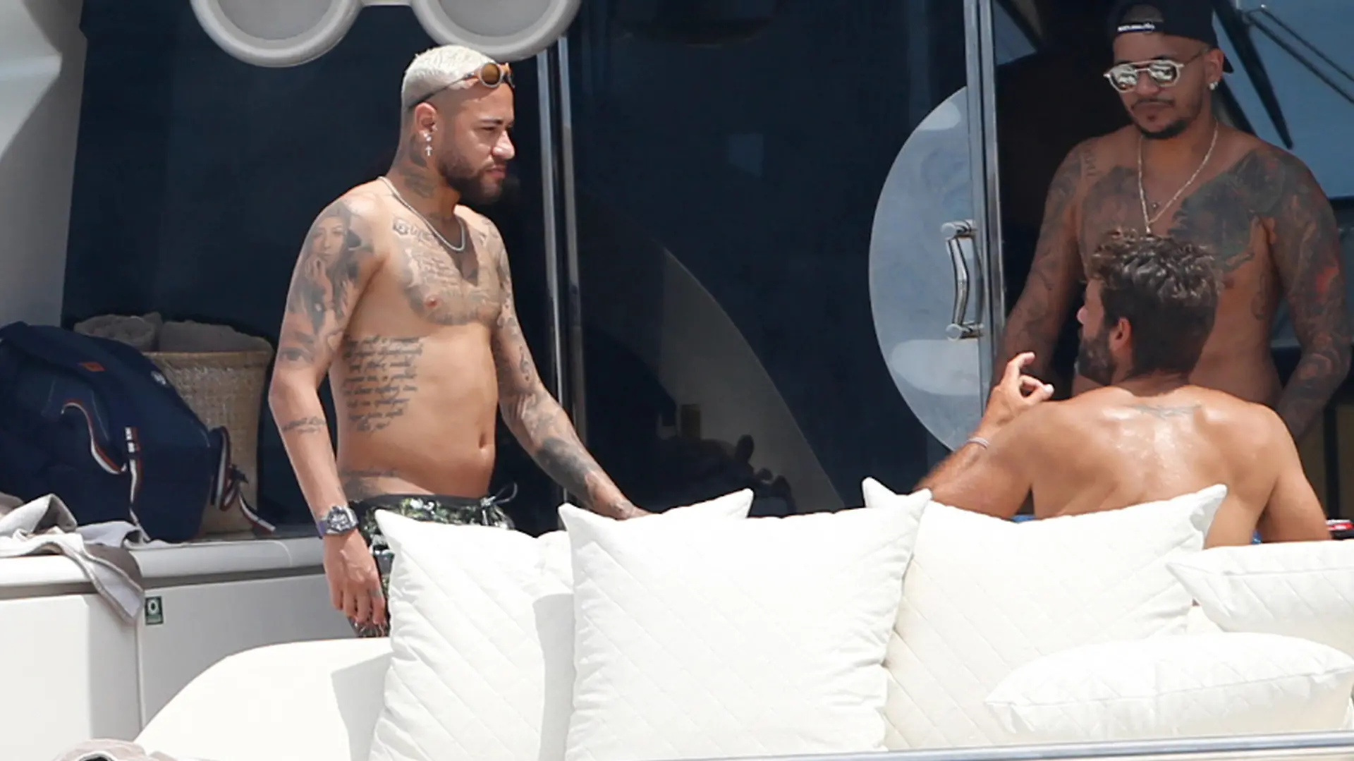 Neymar im Ibiza-Urlaub mit Freunden und Bauch