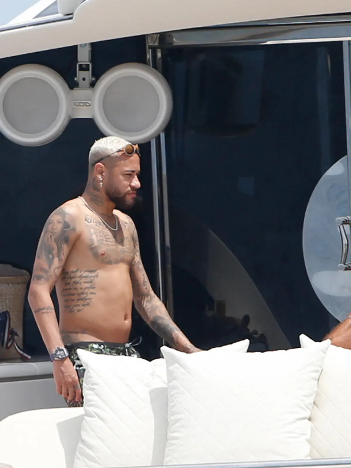 Neymar im Ibiza-Urlaub mit Freunden und Bauch