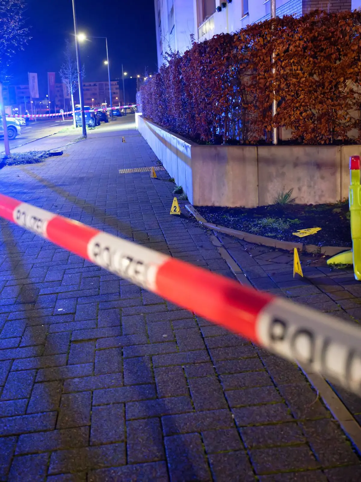 Zwei Menschen werden mit Schussverletzungen in eine Klink gebracht.