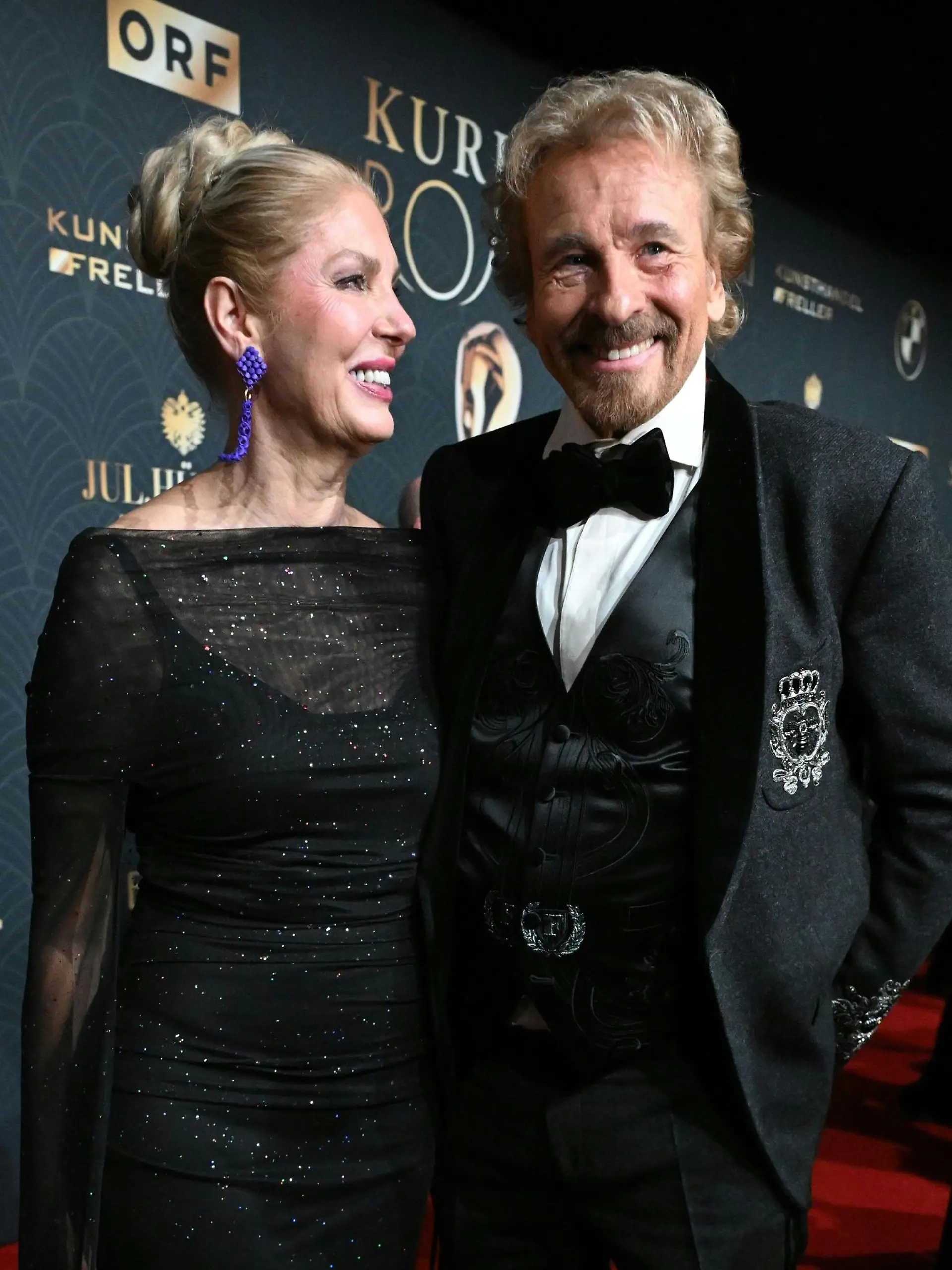 28.11.2025, Österreich, Kitzbühel: Thomas Gottschalk mit Frau Karina Mroß kommen zur Verleihung der österreichischen Film- und Fernsehpreise «Romy». Foto: Barbara Gindl/APA/dpa +++ dpa-Bildfunk +++