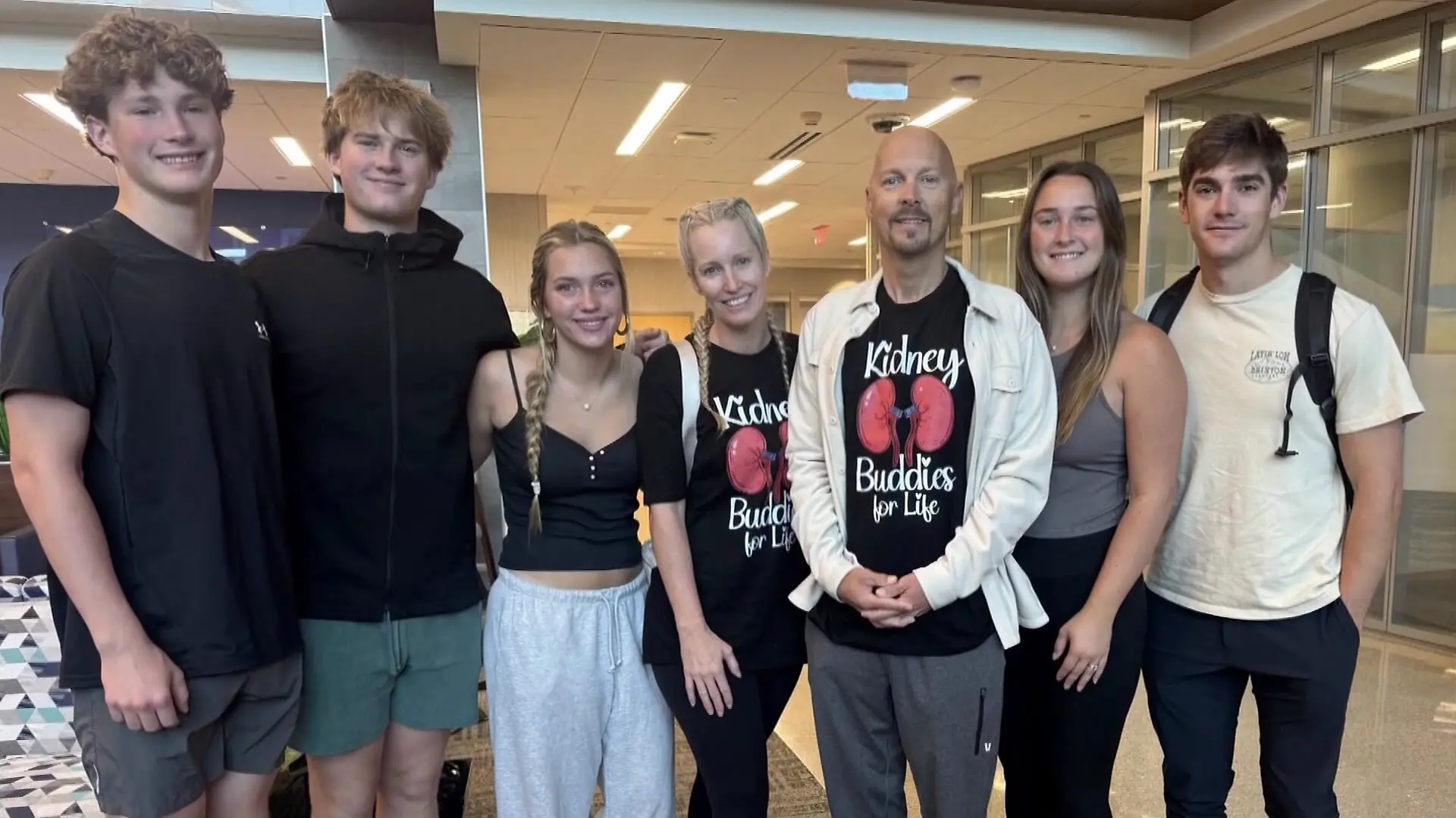 Jennifer und Ryan DeMarre im Krankenhaus mit ihren Kindern und einem Bekannten 