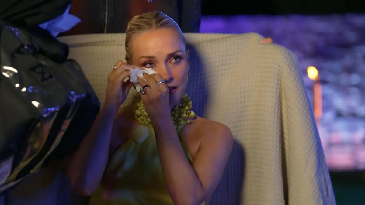 Plötzlich muss sogar Moderatorin Janin Ullmann weinen Lagerfeuer-Drama bei „Temptation Island VIP“