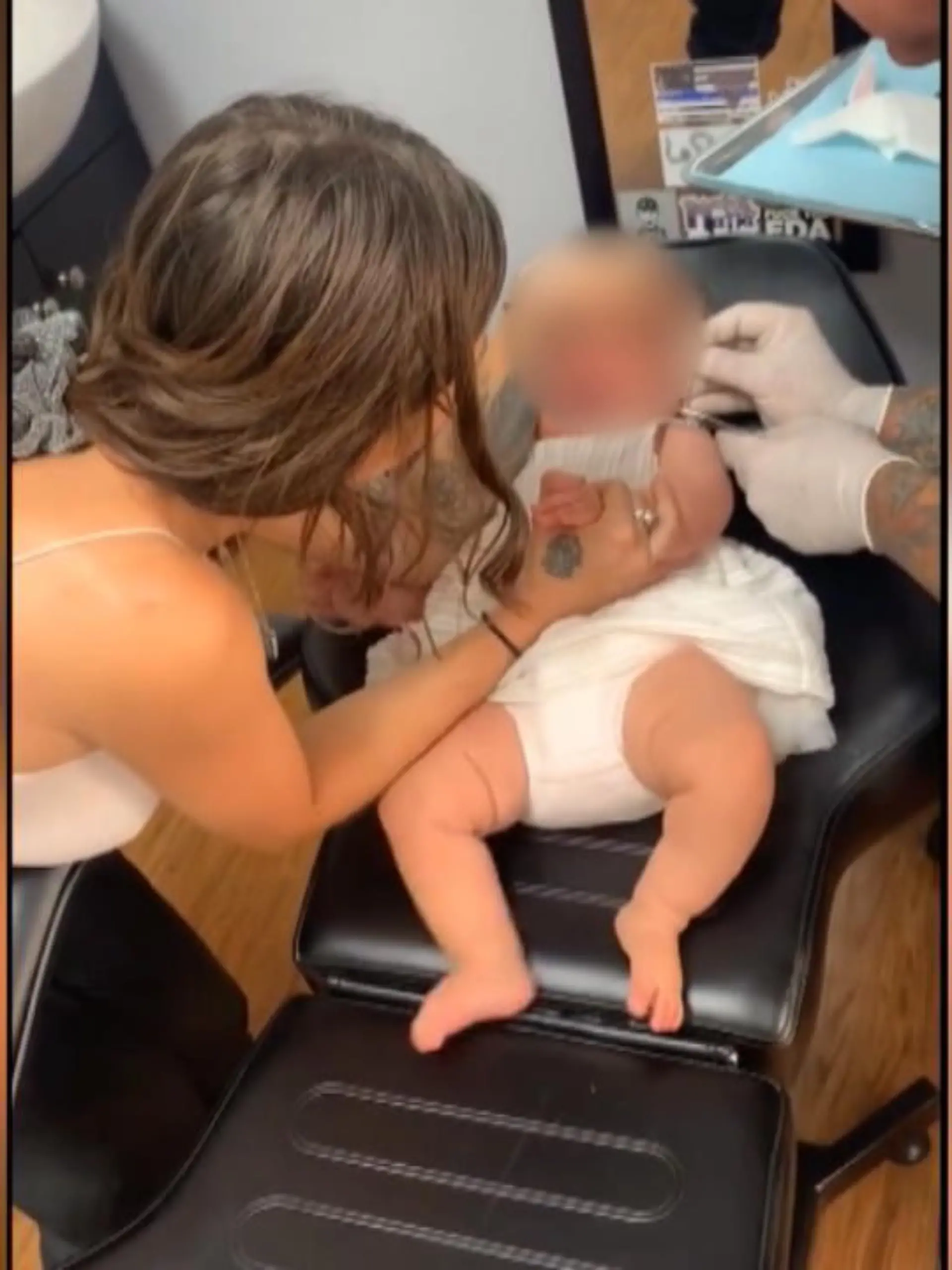 Bild zu: "Baby kriegt Ohrloch - Mutter filmt"