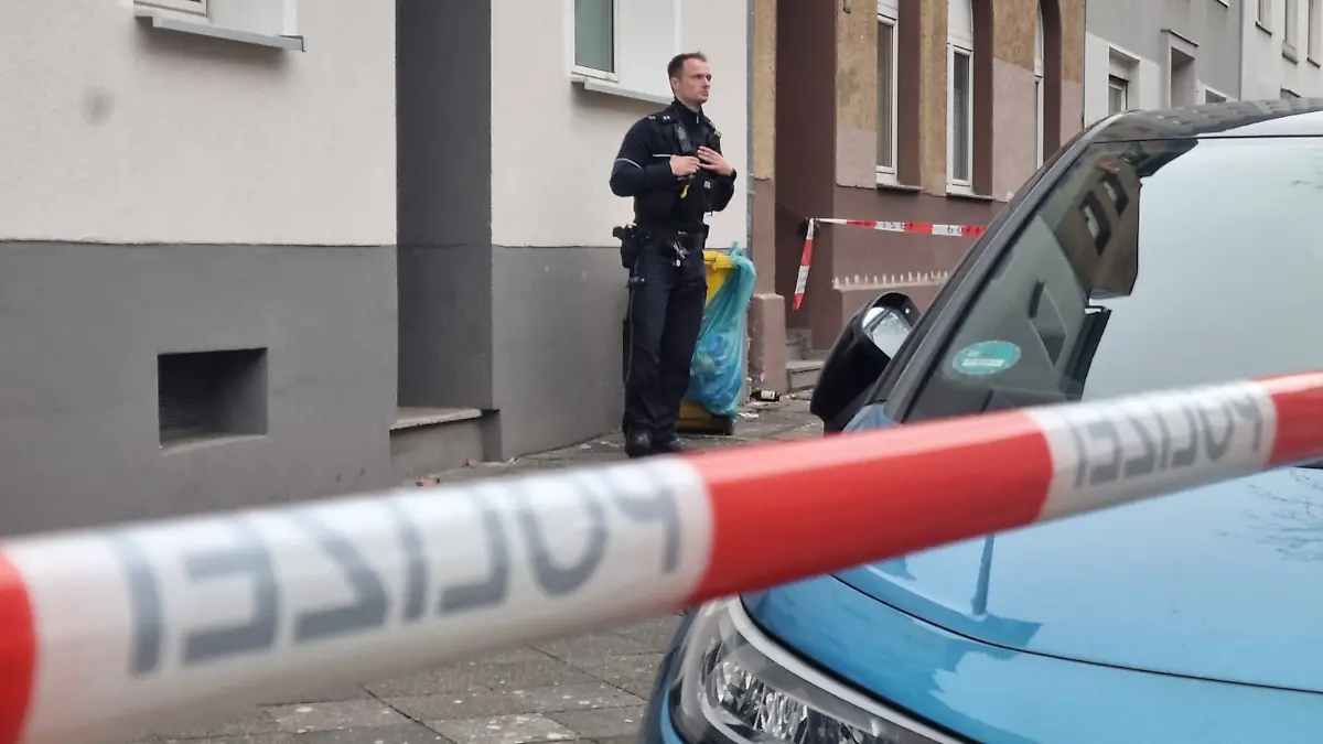 Einsatzkräfte haben in einer Wohnung in Düsseldorf eine Frau und ihr Baby tot entdeckt.