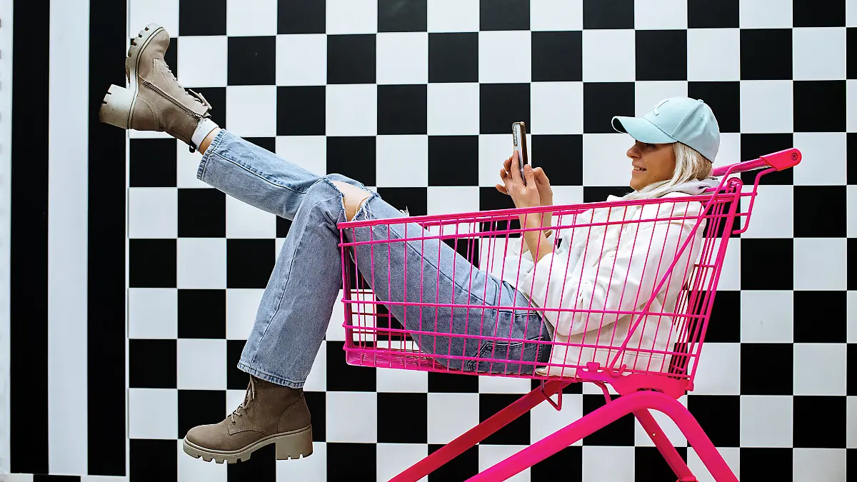 Frau in Wagen am Black Friday.