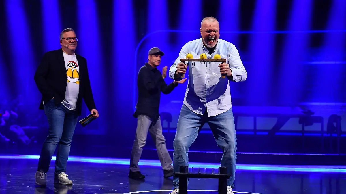 Stefan Raab macht es möglich: Alle drei Bälle landen auf dem Brett und damit sichert er für sich und Michael Bully Herbig den Sieg.