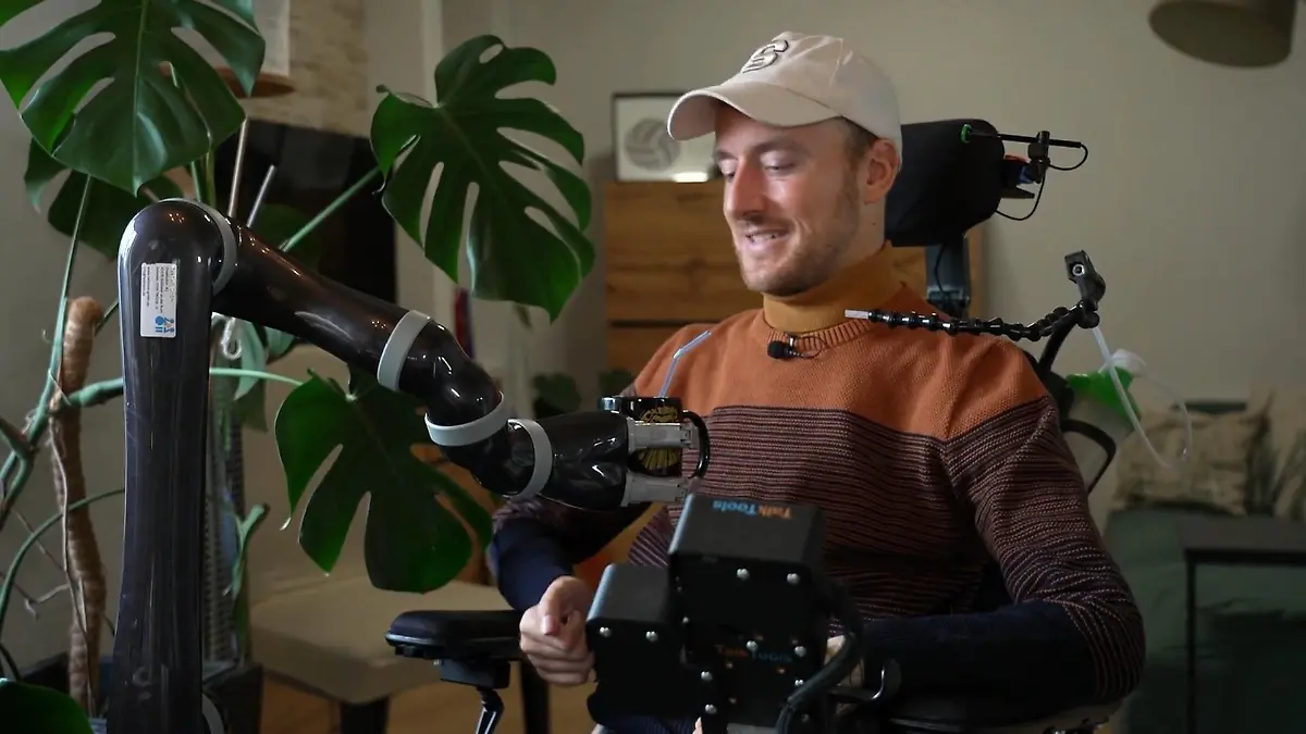 Im Alltag hilft Stefan auch die moderne Technik seines Rollstuhls wie der Greifarm