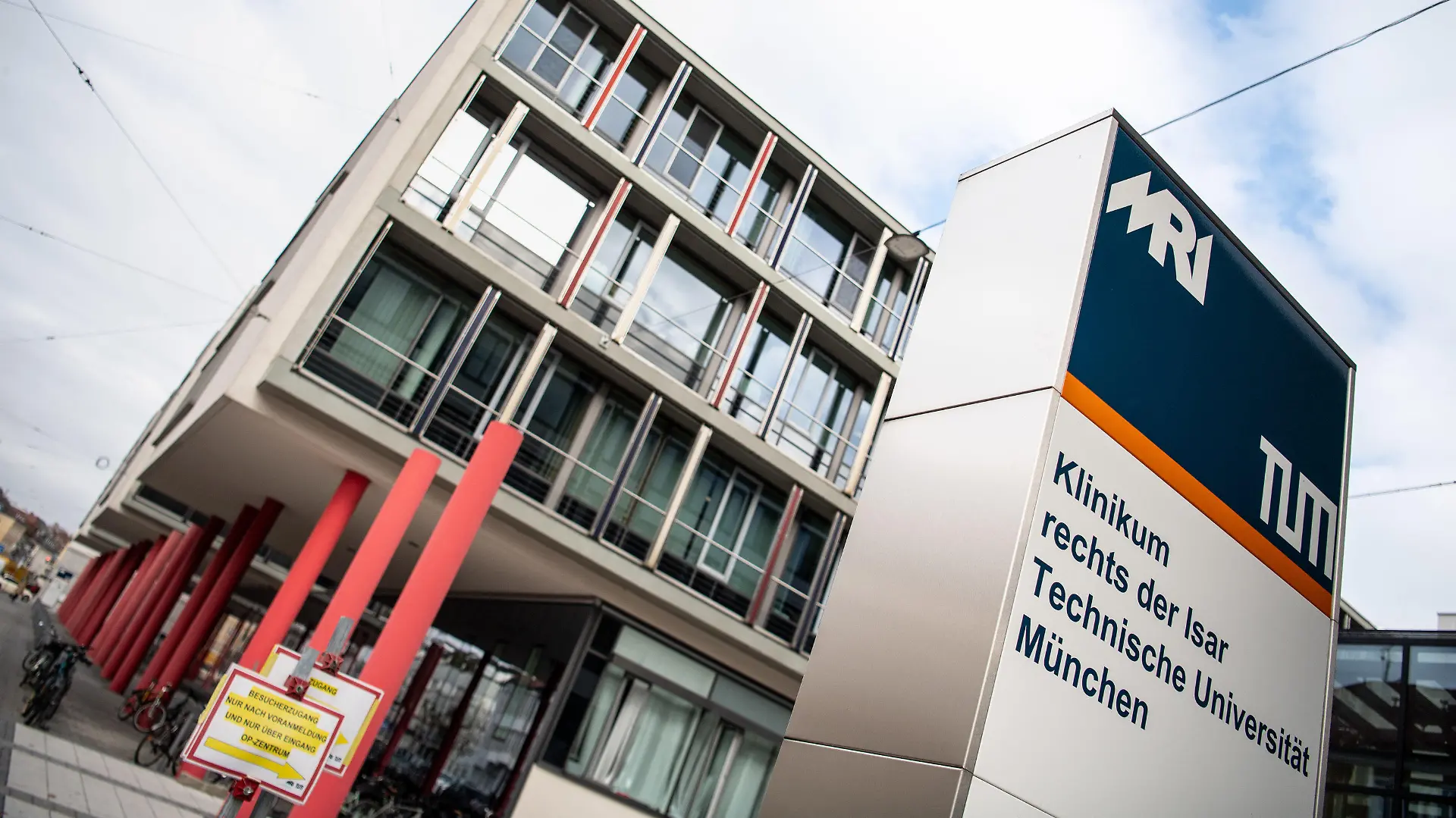 ARCHIV - 11.11.2020, Bayern, München: Der Schriftzug «Klinikum rechts der Isar - Technische Universität München» ist an einem Gebäude des Klinikums zu sehen. (Zu dpa "Mordversuch in Klinik? - Pfleger in weiteren Fällen unter Verdacht") Foto: Matthias Balk/dpa +++ dpa-Bildfunk +++