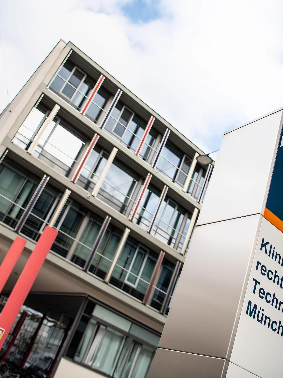 ARCHIV - 11.11.2020, Bayern, München: Der Schriftzug «Klinikum rechts der Isar - Technische Universität München» ist an einem Gebäude des Klinikums zu sehen. (Zu dpa "Mordversuch in Klinik? - Pfleger in weiteren Fällen unter Verdacht") Foto: Matthias Balk/dpa +++ dpa-Bildfunk +++
