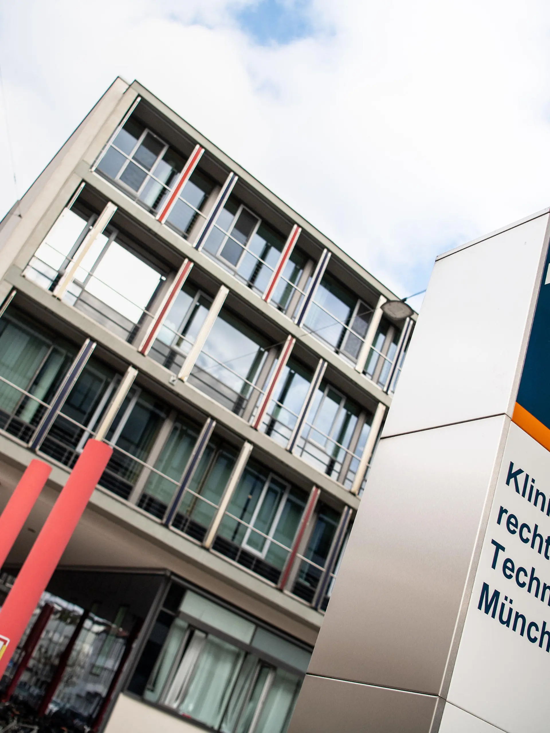 ARCHIV - 11.11.2020, Bayern, München: Der Schriftzug «Klinikum rechts der Isar - Technische Universität München» ist an einem Gebäude des Klinikums zu sehen. (Zu dpa "Mordversuch in Klinik? - Pfleger in weiteren Fällen unter Verdacht") Foto: Matthias Balk/dpa +++ dpa-Bildfunk +++