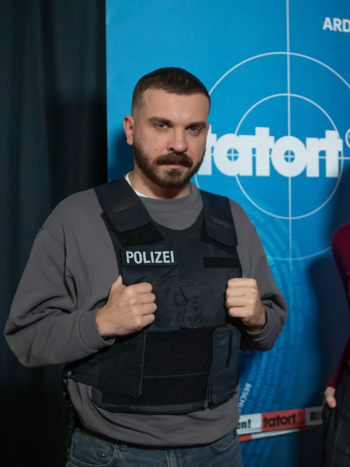 Melika Foroutan (r.) und Edin Hasanovic sind seit Oktober 2025 das Frankfurter Ermittler-Duo der ARD-Krimiserie Tatort