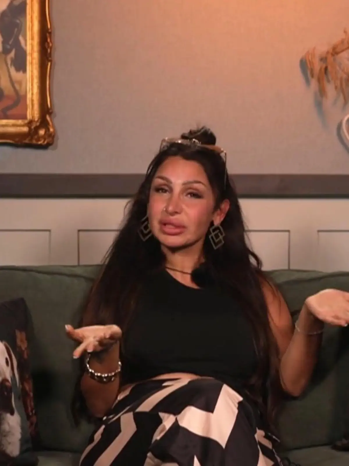 Bild zu: "Jetzt knallt’s! SIE blecht Rekordsumme auf den Tisch und erkauft sich Verbleib auf dem Hof  "