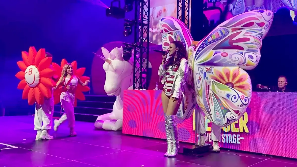 Bl-mchen-bei-Die-90er-Live-on-Stage-in-Mannheim-Jasmin-Wagner-feiert-Abschiedskonzert