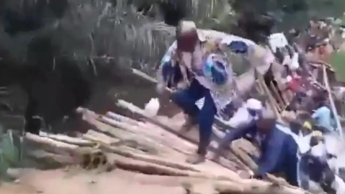 Demokratische-Republik-Kongo-Millionen-Euro-Br-cke-st-rzt-w-hrend-Er-ffnung-ein-Fu-g-nger-fallen-in-Fluss-