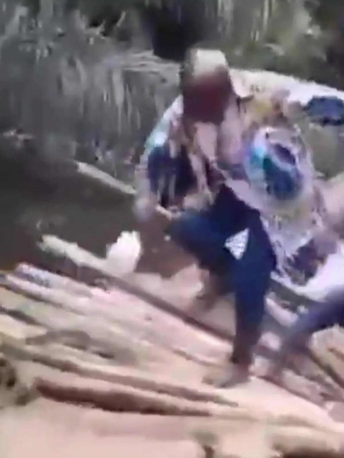 Bild zu: "Bei der Eröffnung! Millionen-Euro-Brücke stürzt ein – Fußgänger fallen in Fluss"