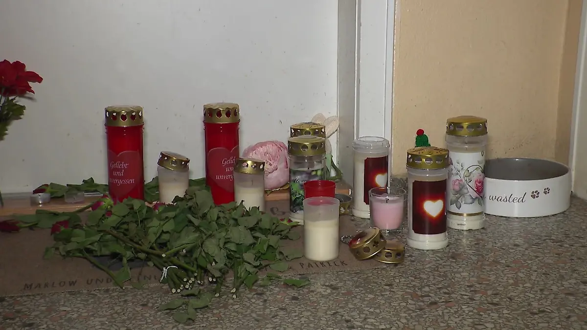 Vor der Wohnung von Stefanie P. liegen Kerzen und Blumen.