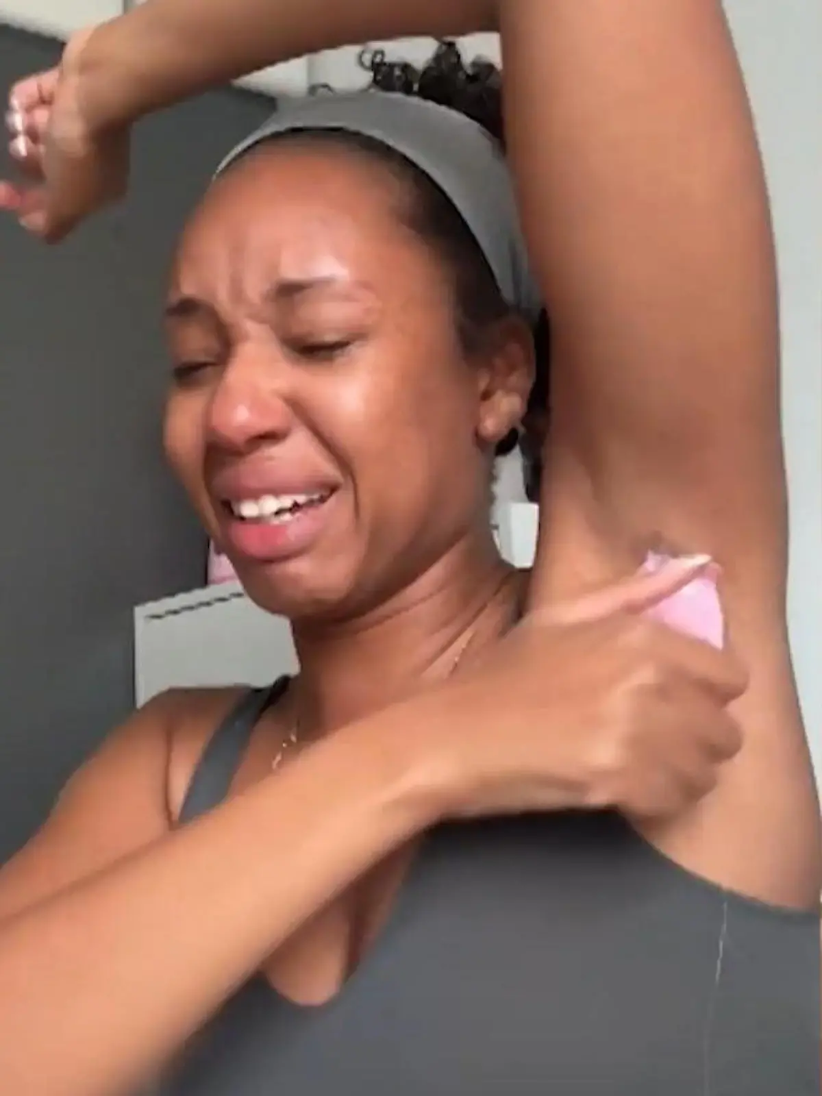 Das sieht schmerzhaft aus! Tember scheitert an diesem Beauty-Tipp.