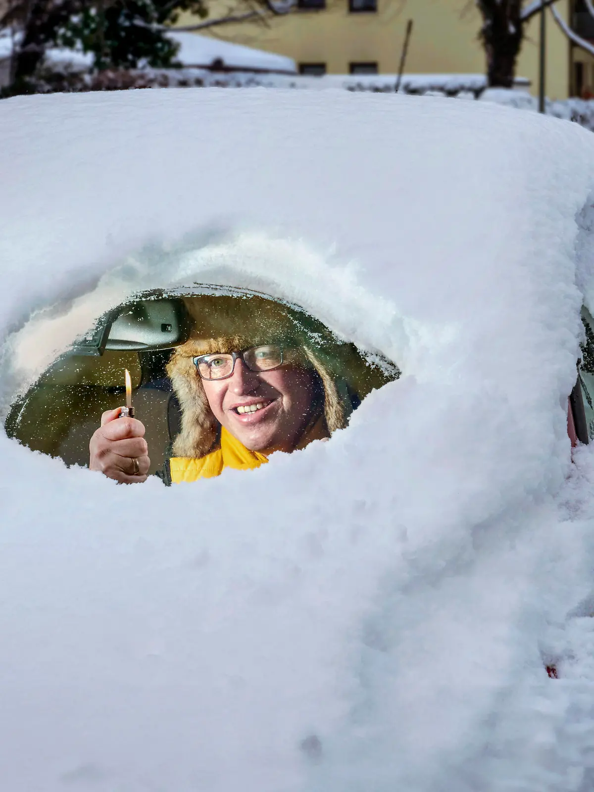 News Bilder des Tages Autofahrer befreit mit Feuerzeug Windschutzscheibe von Schnee, München, Dezember 2023 Deutschland,
