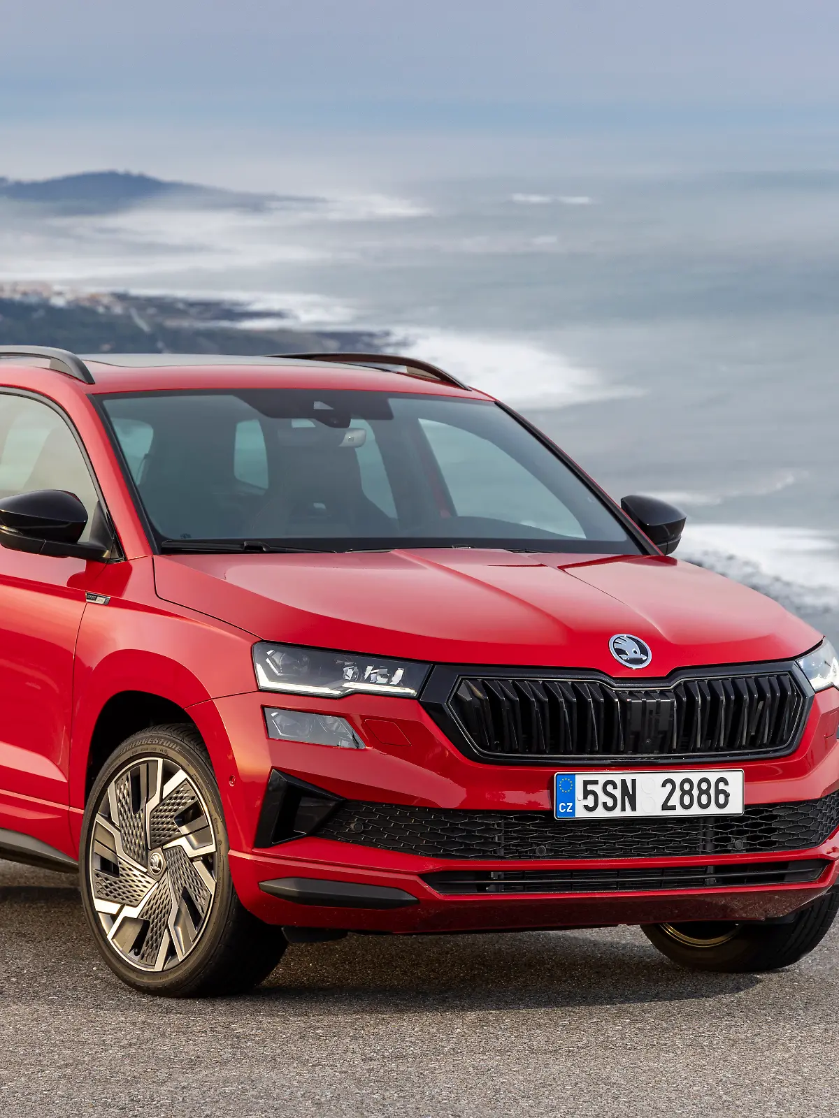 Skoda Karoq Sportline steht auf einer Klippe am Meer