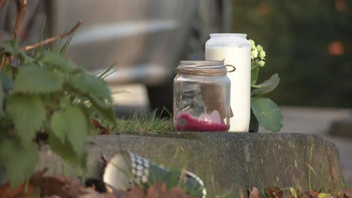 Angehörige legten am Fundort der Leiche Kerzen nieder. 