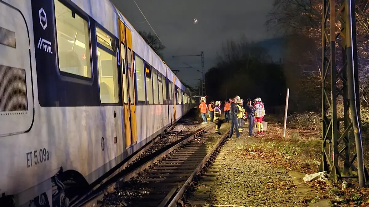 Der überfüllte Zug stand rund anderthalb Stunden auf offener Strecke. 