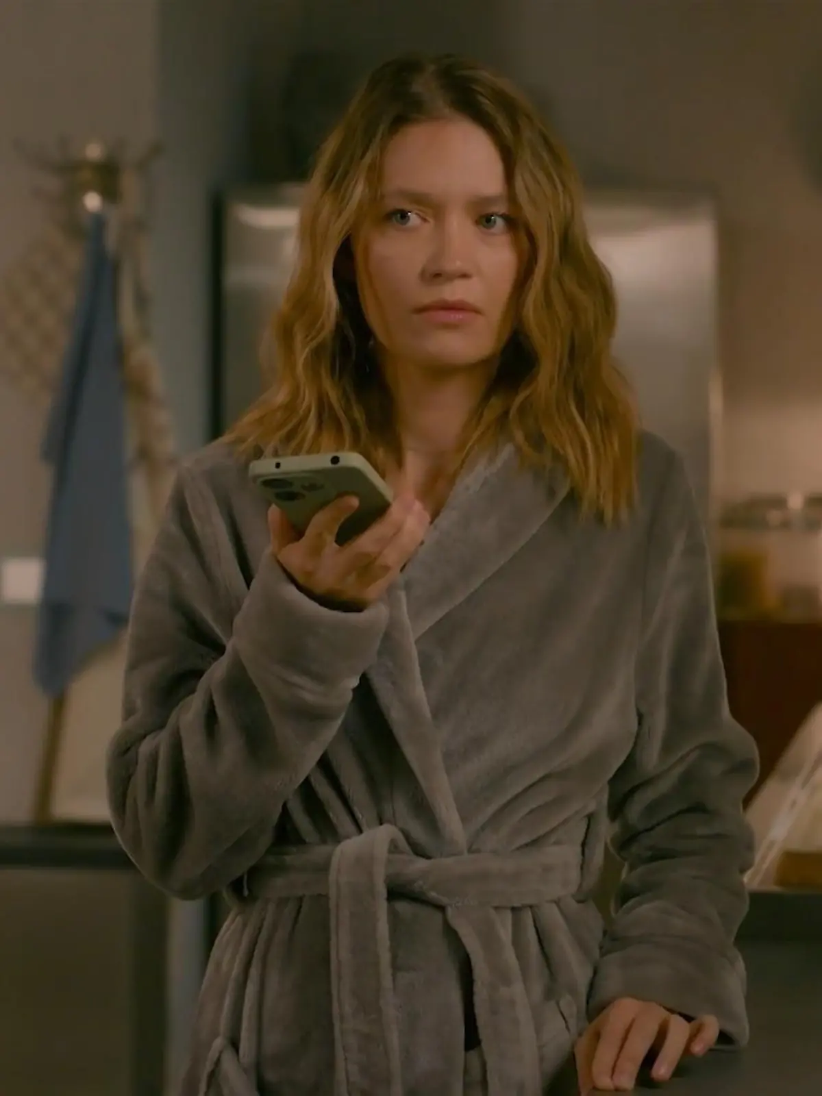 AWZ: Nathalie hört sich eine Liebesnachricht von Matteo an