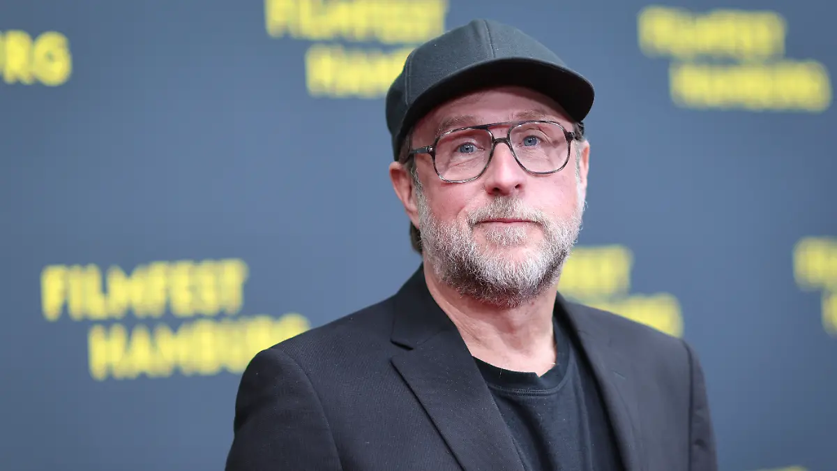 Bjarne Mädel, Schauspieler, auf dem roten Teppich vor der Eröffnung des 33. Filmfestes Hamburg vor dem Kino Cinemaxx am Dammtor. Das 33. Filmfest Hamburg zeigt bis zum 4. Oktober in 15 Festivalkinos 118 Filme aus 55 Ländern.