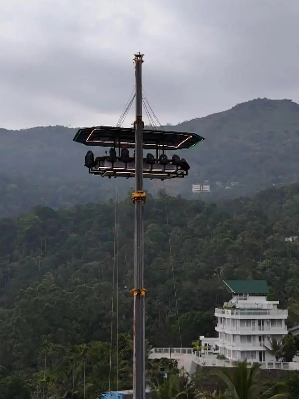 Bild zu: "Sie hängen nur an Seilen! Touristen in 40 Metern Höhe stundenlang gefangen"