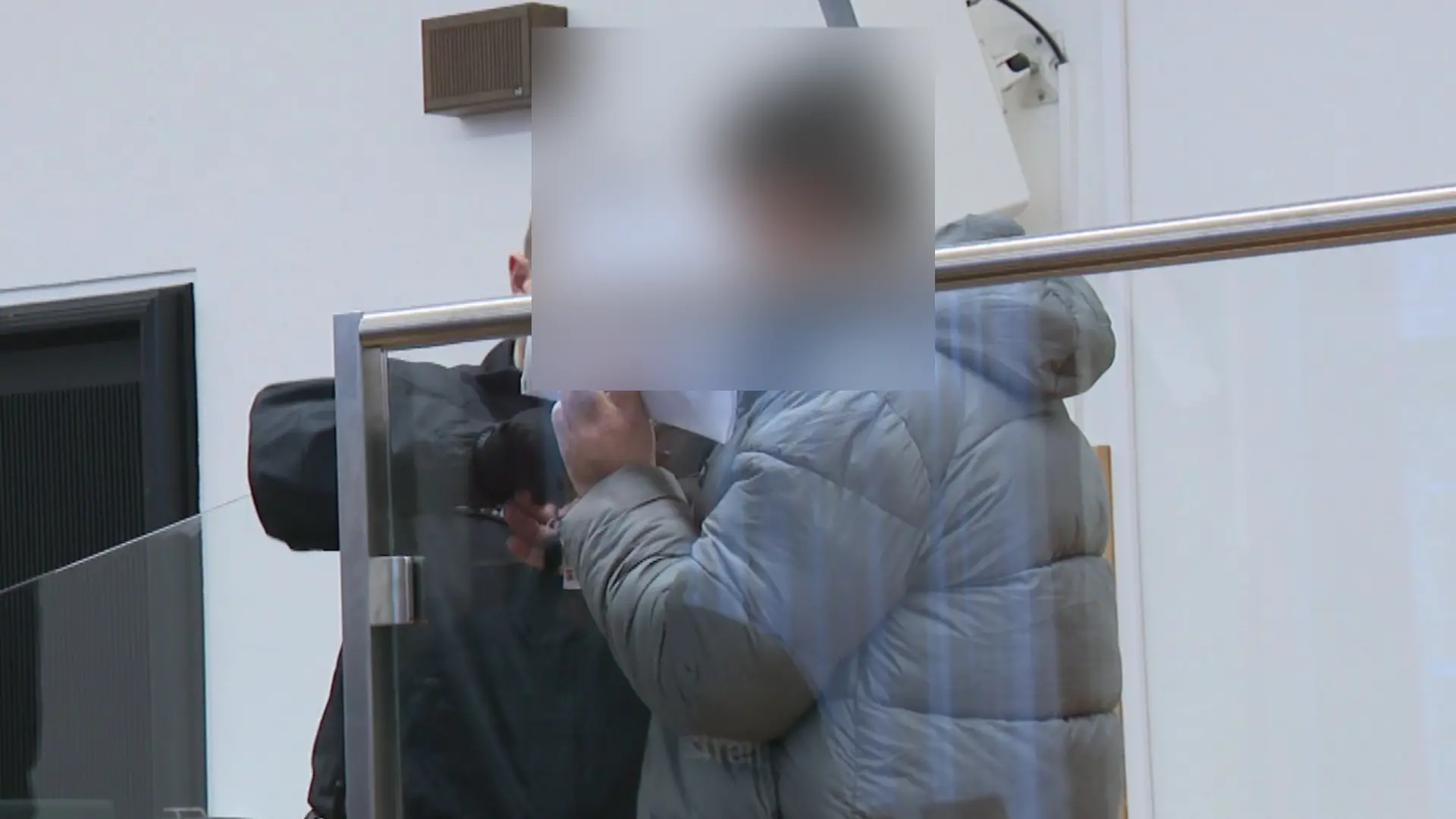  Redouan El H. wird mit Handschellen ins Gericht geführt.