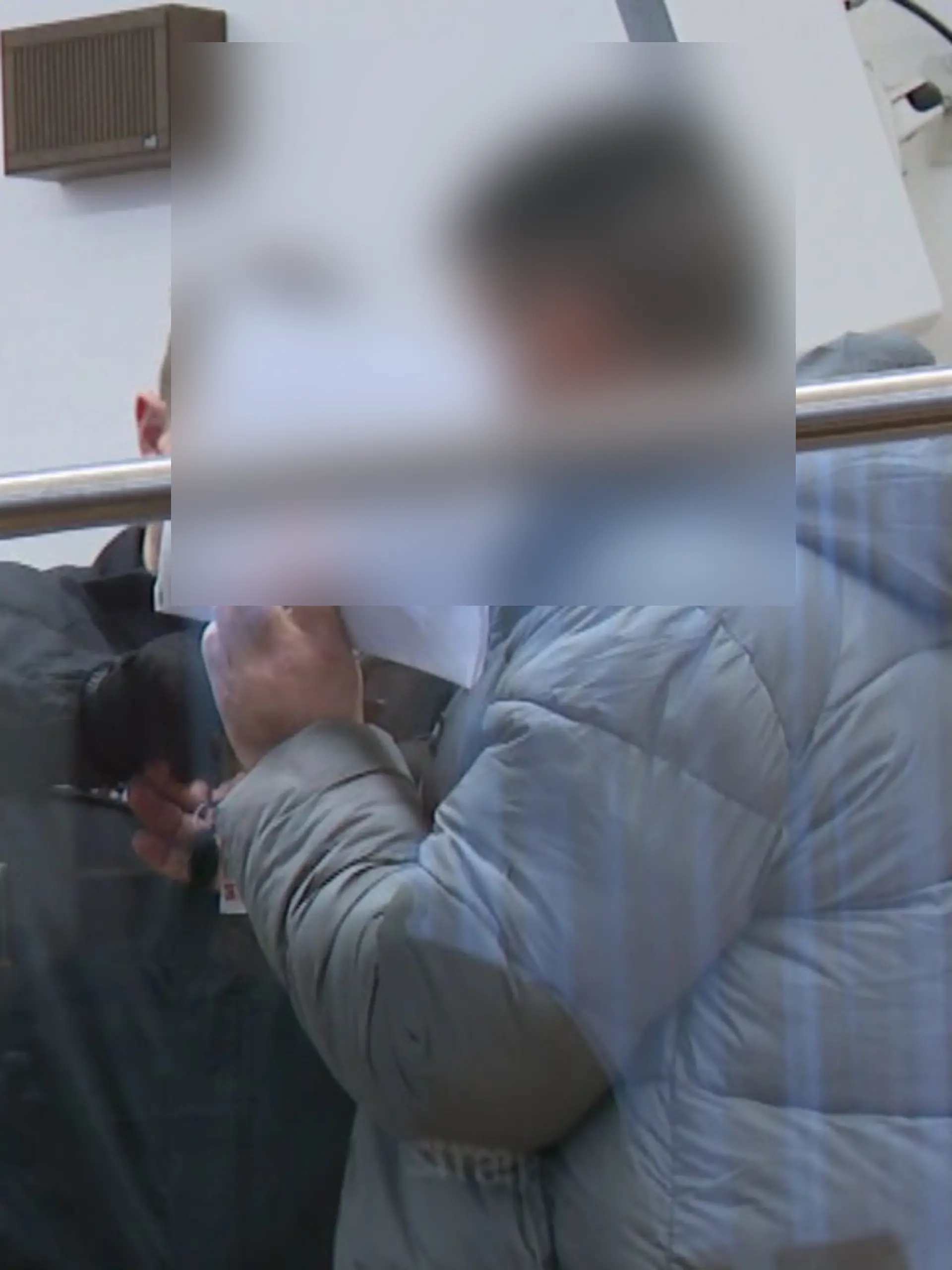  Redouan El H. wird mit Handschellen ins Gericht geführt.